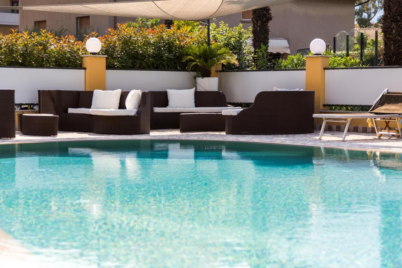 Hotel New Garden Torbole Sul Garda Exterior foto