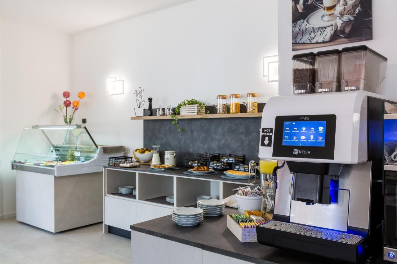 Hotel New Garden Torbole Sul Garda Exterior foto