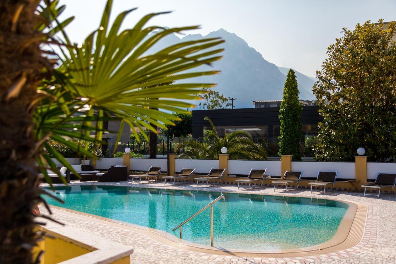 Hotel New Garden Torbole Sul Garda Exterior foto