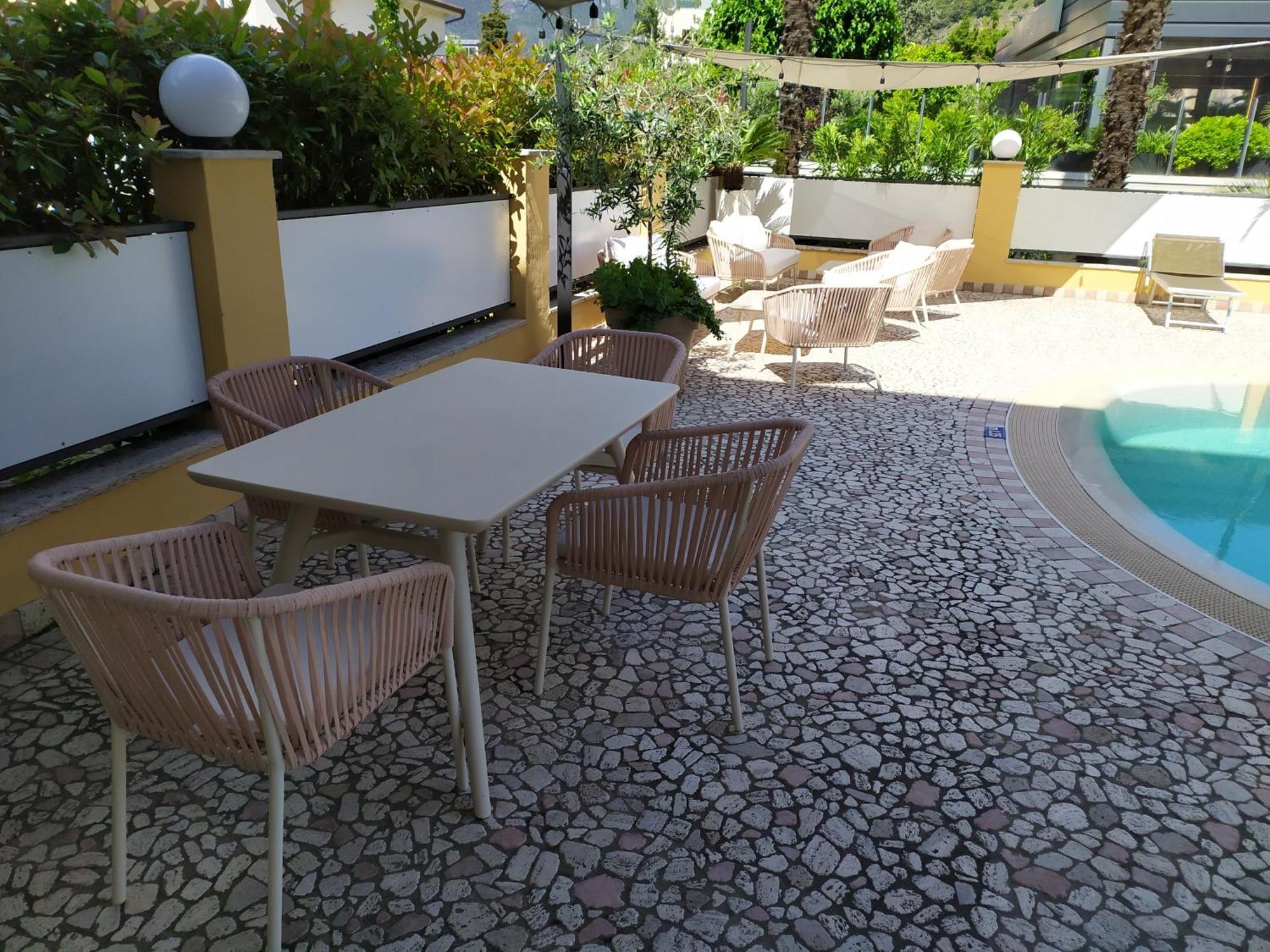 Hotel New Garden Torbole Sul Garda Exterior foto